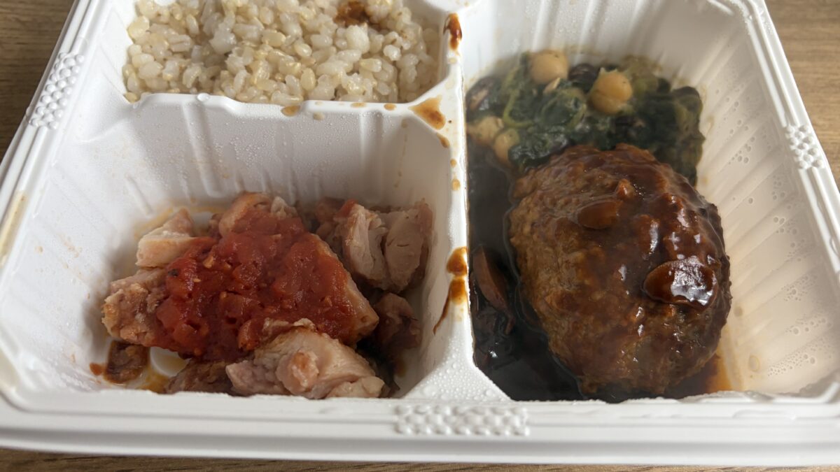 マッスルデリMAINTAIN デミグラスハンバーグ＆チキンセットを温めたところ