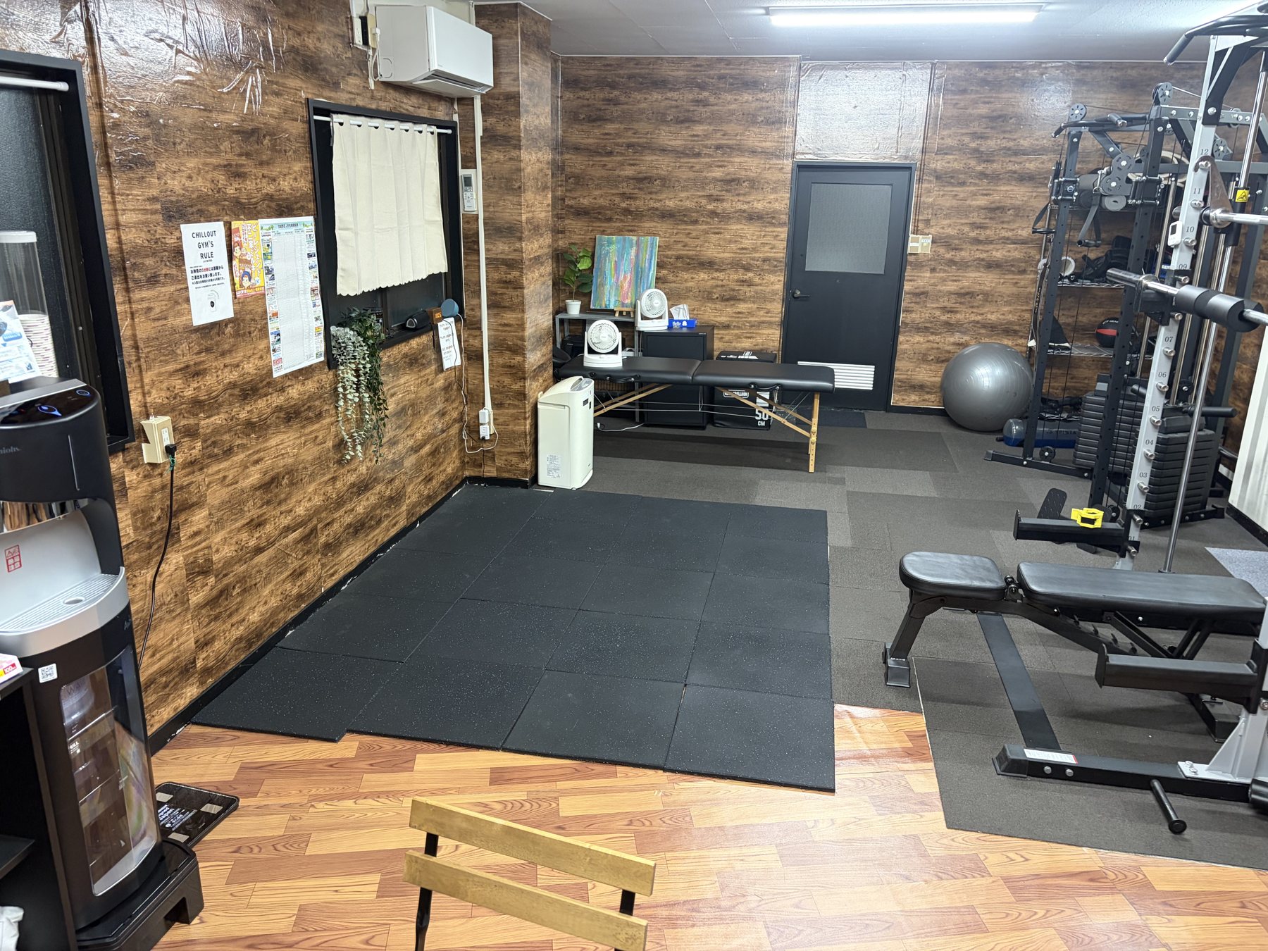 カフェテーブルとトレーニングスペースが一続きになったchill out gymの店内